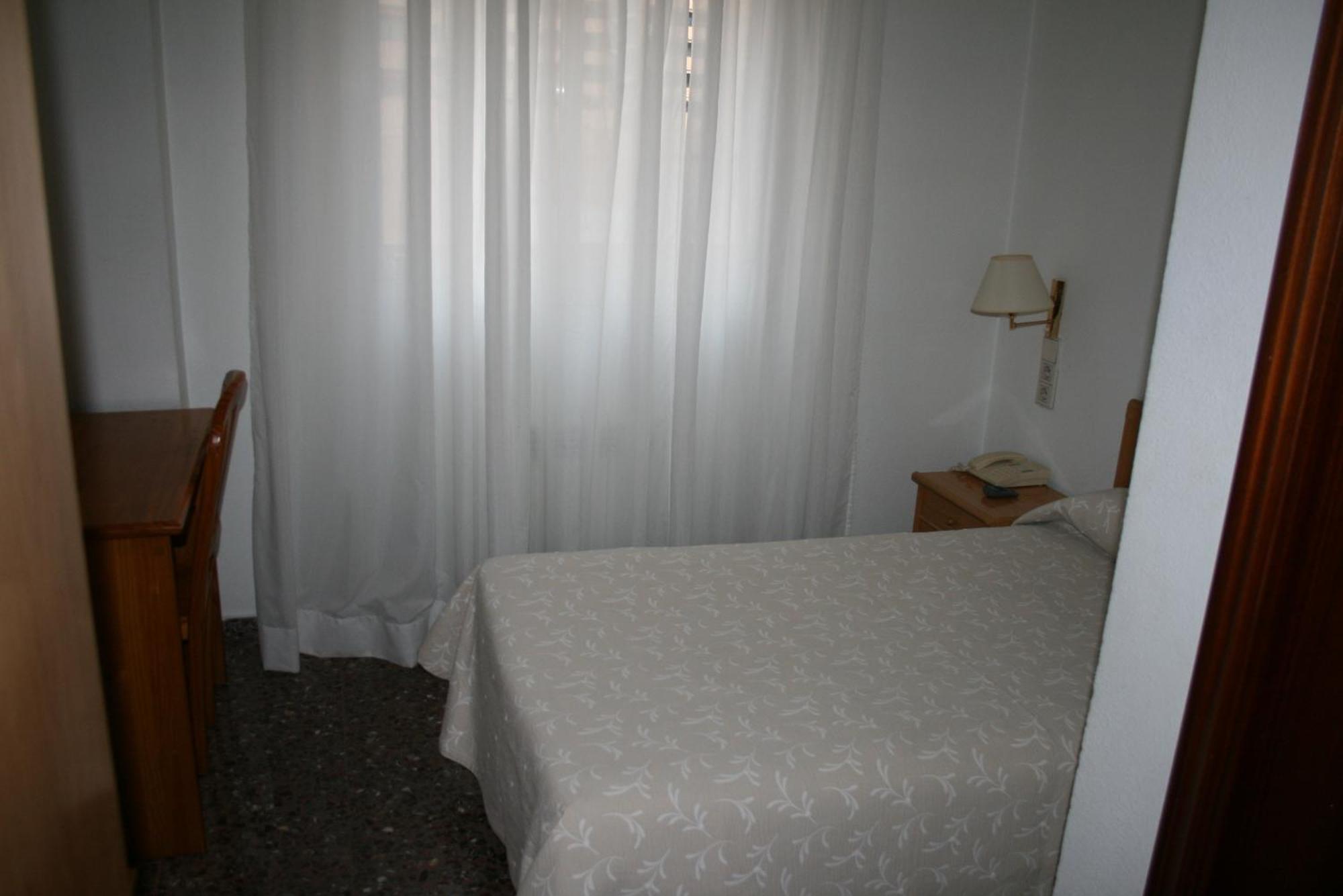 Hostal Puente De Piedra 사라고사 객실 사진