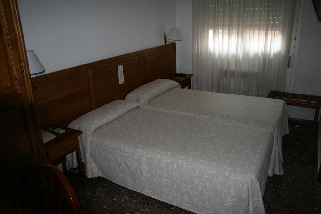 Hostal Puente De Piedra 사라고사 객실 사진